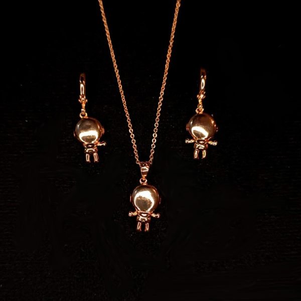 Dije y aretes muñequito 14K-17